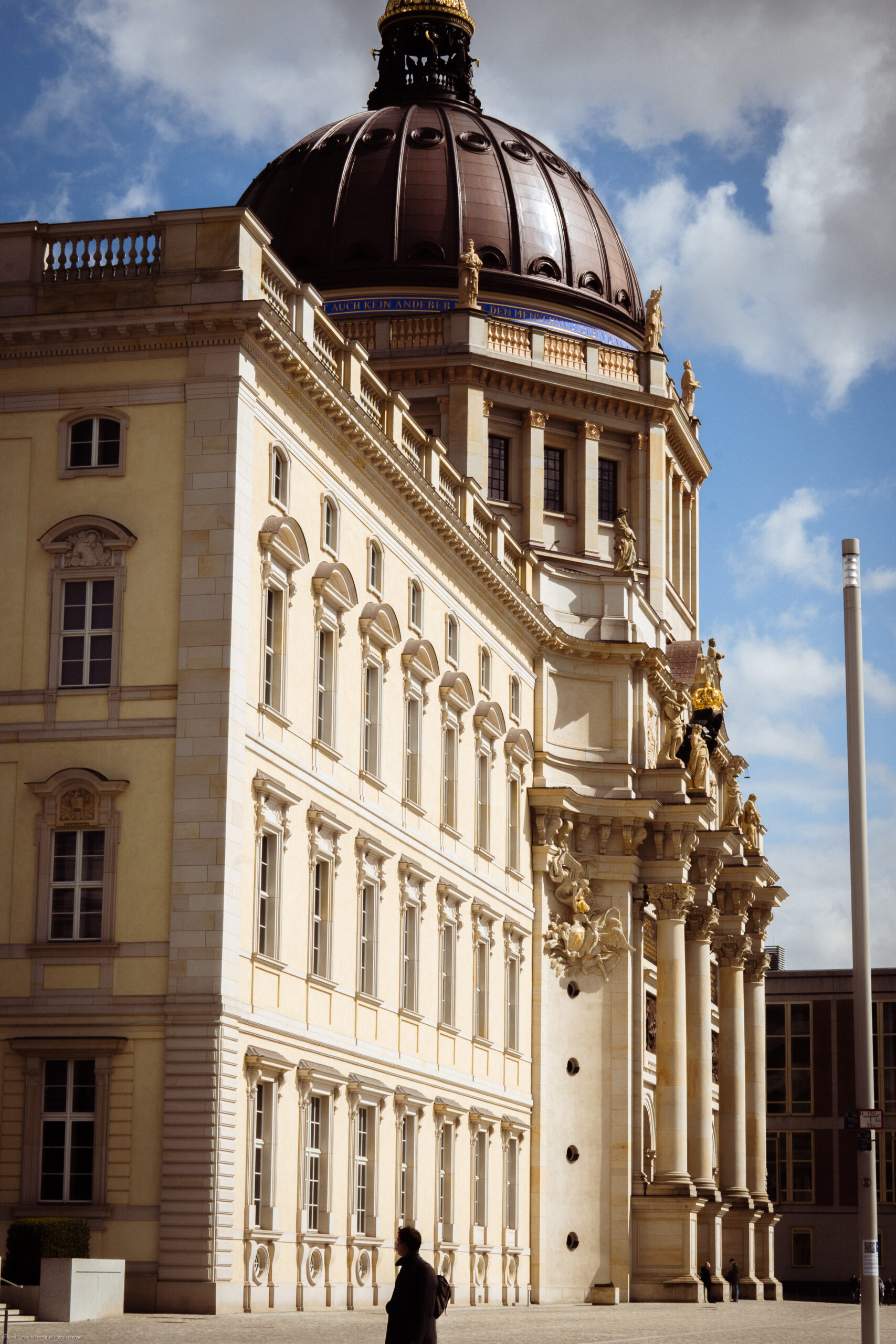 Berliner_Schloss_Humboldt_Forum-scaled - Dekoloniale Stadtführung Berliner Schloss mit prächtiger Fassade und Kuppel, im Hintergrund blauer Himmel mit Wolken.