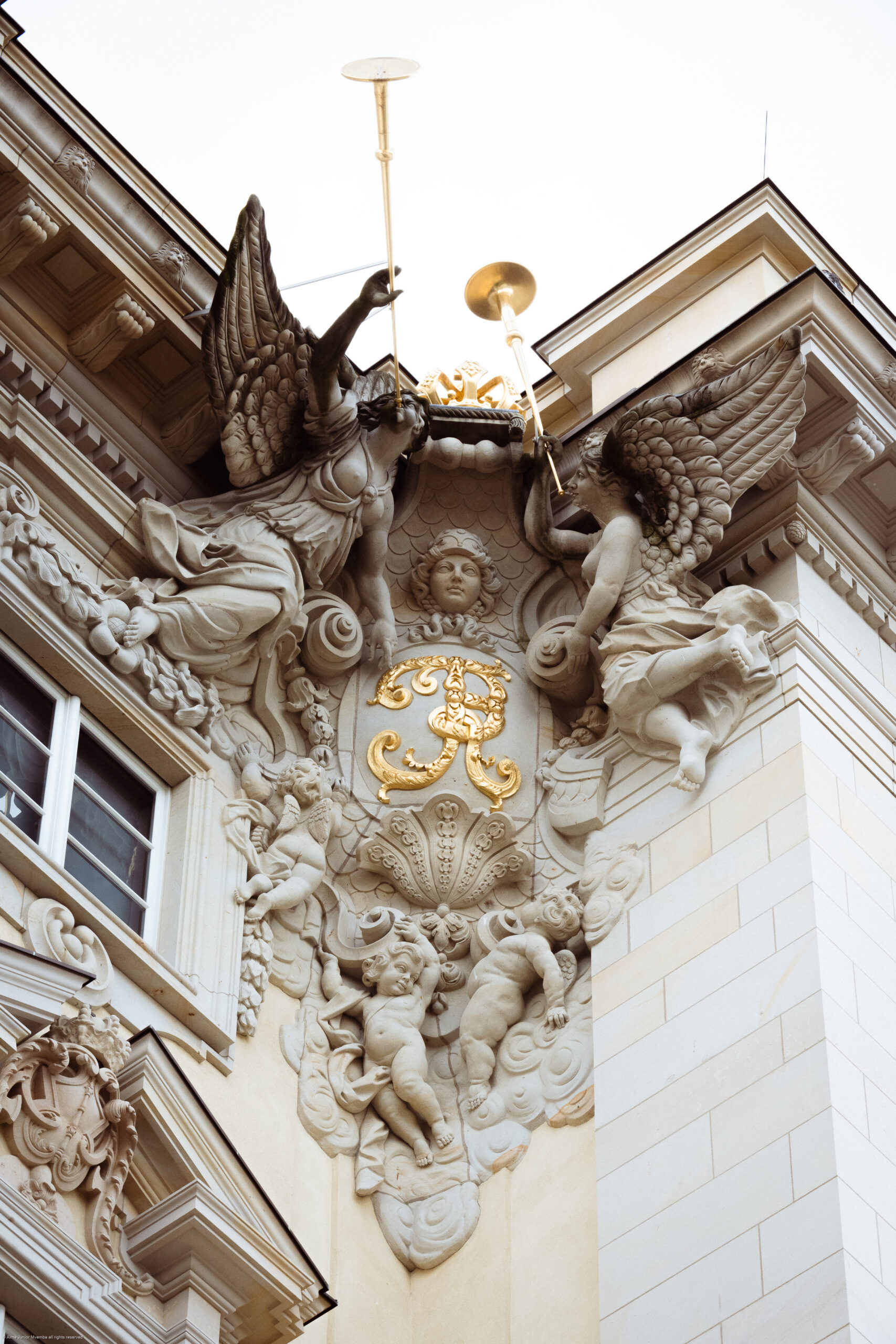 Rekonstruktion_Berliner_schloss - Dekoloniale Stadtführung Detailansicht der Fassade des rekonstruierten Berliner Schlosses mit Skulpturen und goldenen Verzierungen.