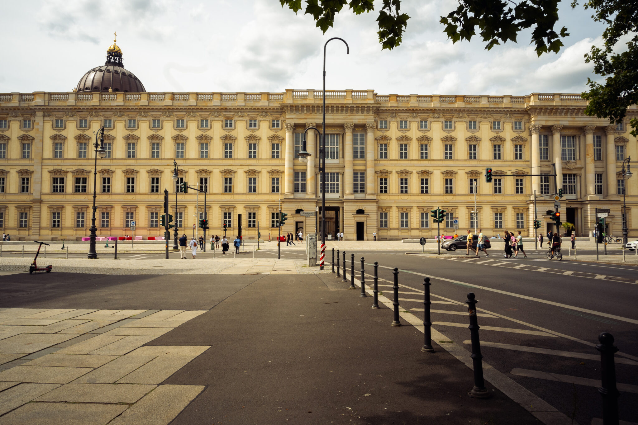 deSta_Berliner_Schloss - Dekoloniale Stadtführung Fassade des Berliner Schlosses mit Menschen und Straßenverkehr im Vordergrund, aufgenommen für die Museumstour im Humbol...